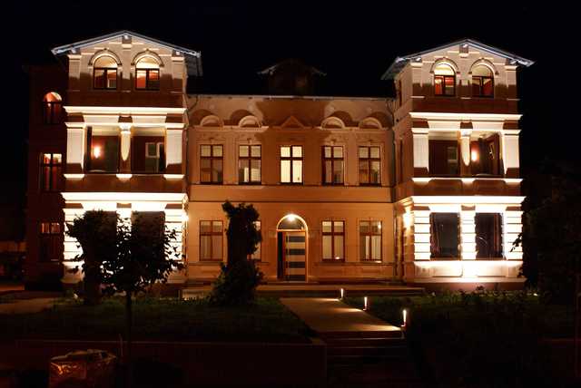 die Villa bei Nacht