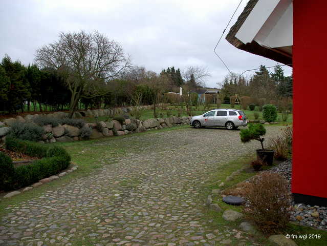 Der natursteingepflasterte Parkplatz