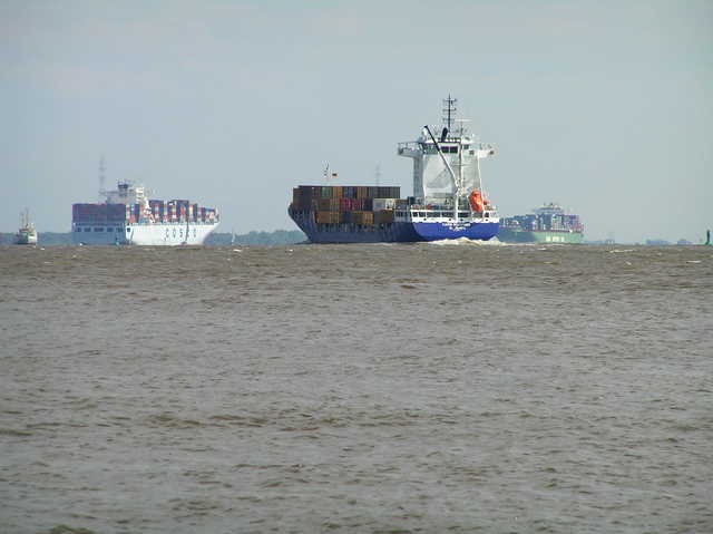 Schiffsverkehr auf der Elbe