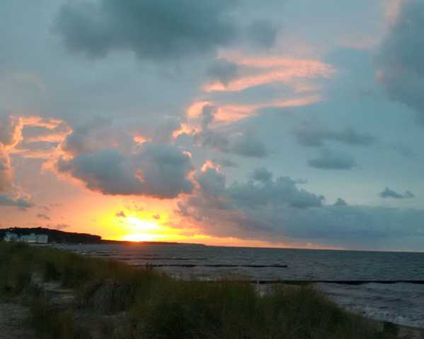 Sonnenuntergang am Strand, die Natur zeigt ihre...