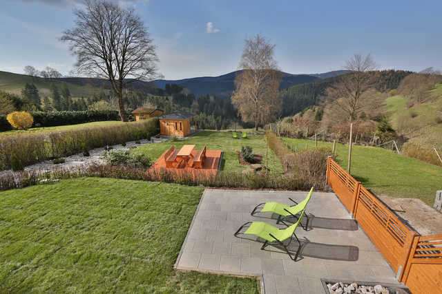 Gartenanlage mit Liege- und Spielwiese und Sitz...