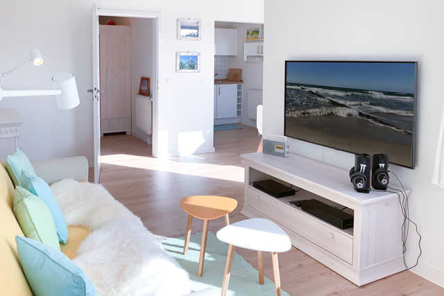 gemütlicher Wohnbereich mit Sofa und TV