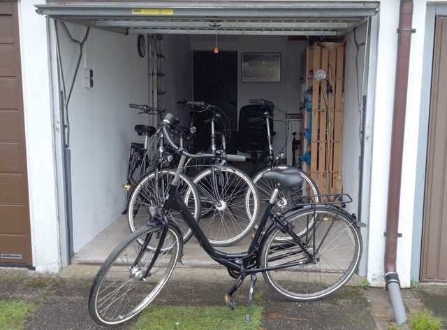 Garage mit Gästefahrrädern