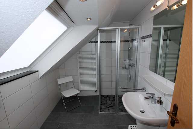 Bad im Dachgeschoss mit WC und Dusche