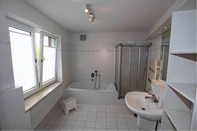 Bad im 1. Obergeschoss mit Wanne, Dusche und WC