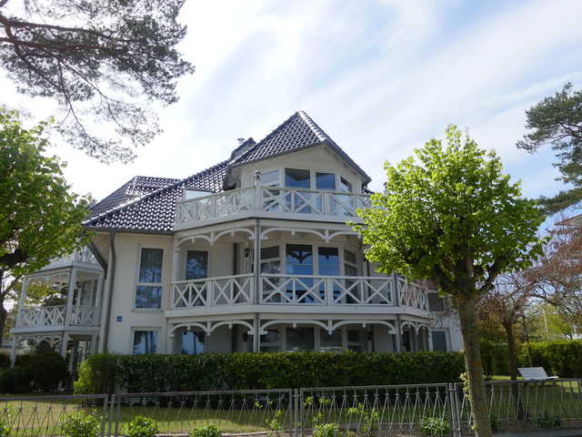 Ferienwohnung Haus Strelasund 17 im Ostseebad Binz auf Rügen Blick von der Strandpromenade auf ads Haus