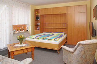 Haus Apart, Whg. 1 Wohnzimmer mit Schrankbett, bietet zusätzliche ...