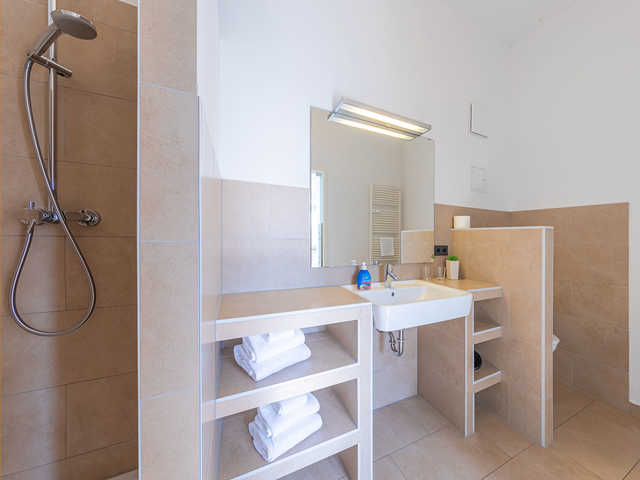 modernes Bad mit Dusche und WC und Waschtisch