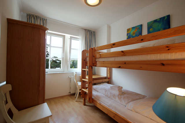 2. Schlafzimmer mit Etagenbett und Schreibtisch