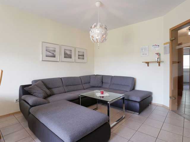 Silbermöwe App.3- großes Sofa im Wohnbereich
