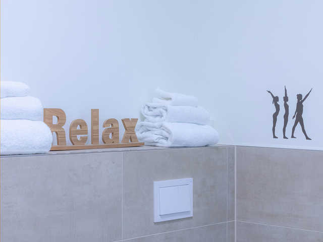 Relax in moder eingerichteten Badezimmer