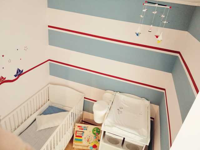 Schlafzimmer 1 in der 1. Etage mit Kinderbett u...