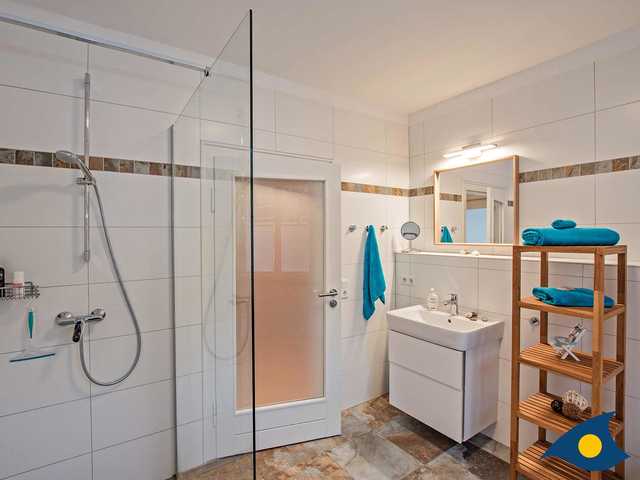 Badezimmer 2 mit Dusche und WC im Erdgeschoss