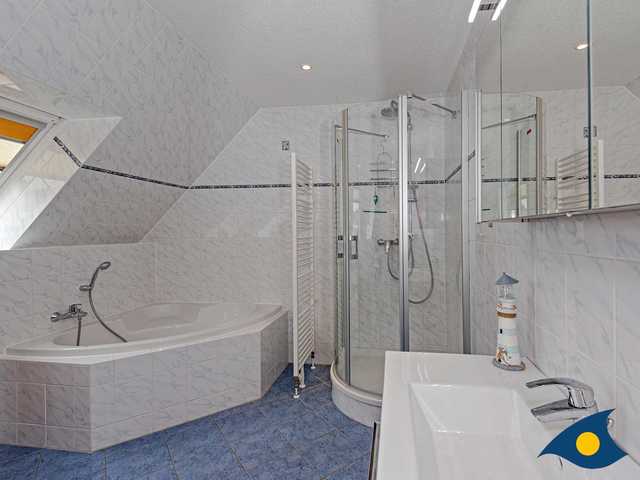 2. Badezimmer mit Badewanne, Dusche und zwei Wa...