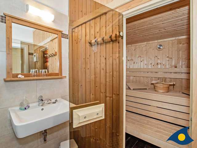 Badezimmer mit Dusche, Sauna und WC im EG