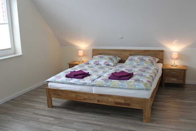 Schlafzimmer 2 mit Doppelbett, Sofaecke und Fer...