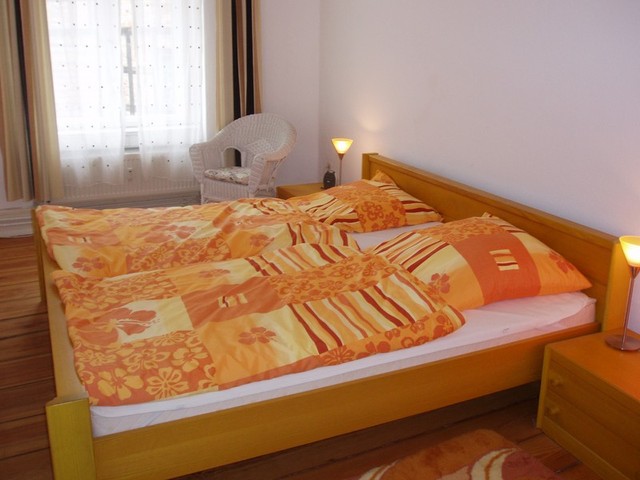 Schlafzimmer mit besonders breiten Betten (2m b...