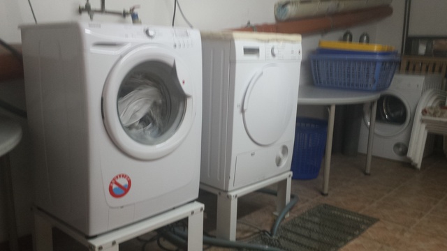 Der Waschraum mit Waschmaschine und Trockner