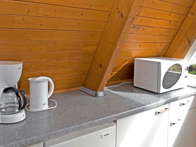 Küchenzeile mit Kaffeemaschine im Nurdachhaus
