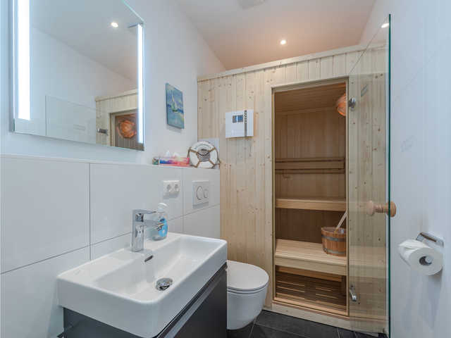 2tes Badezimmer mit eingebauter Sauna