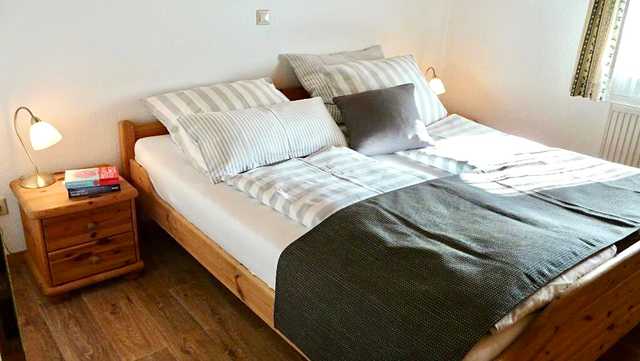 ein Sachlafzimmer mit Doppelbett