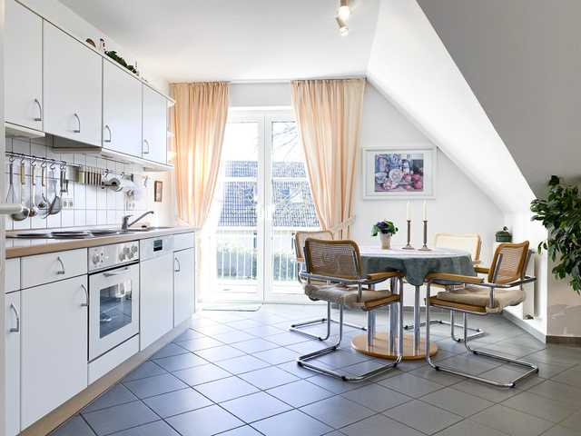 Küche und Essbereich mit Balkon