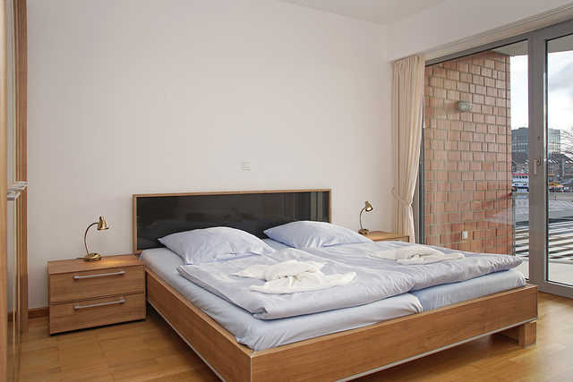 2. Schlafzimmer mit Doppelbett und Aussenrolladen