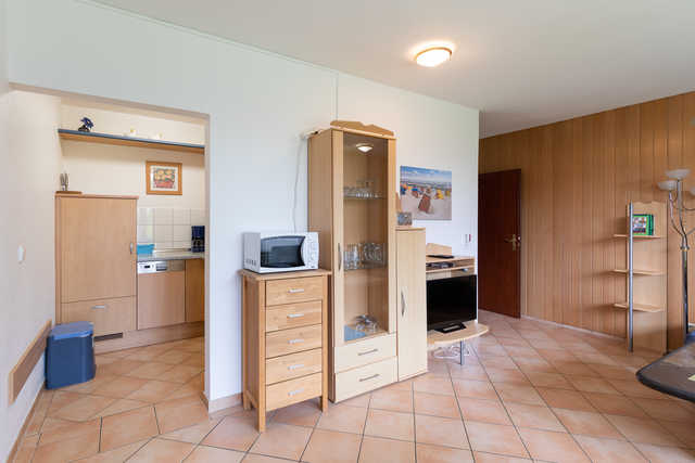 Wohnzimmer mit Zugang zum Küchenbereich