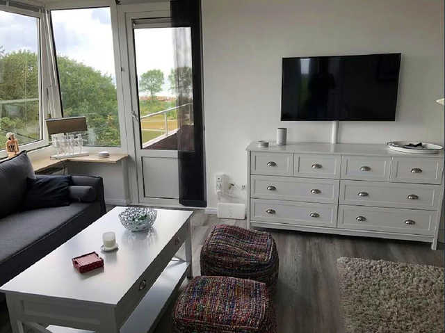 Der Wohnbereich mit großem Flat-TV