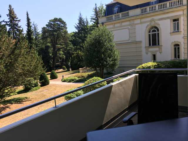 Balkon mit Blick in den Park