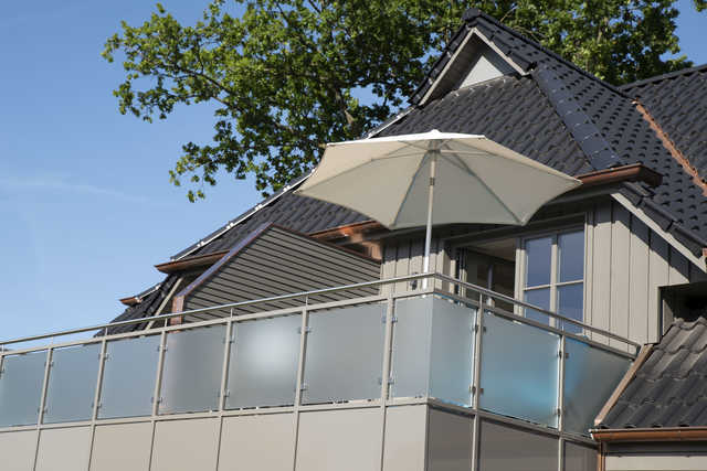 Balkon mit Sonnenschutz