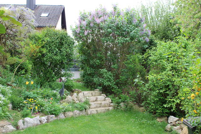 Gartenoase mit Treppe zum Pavilon