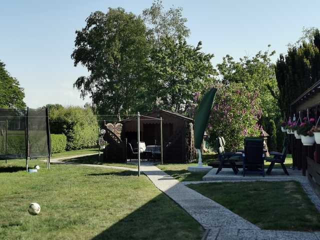 Garten mit Blockhütte