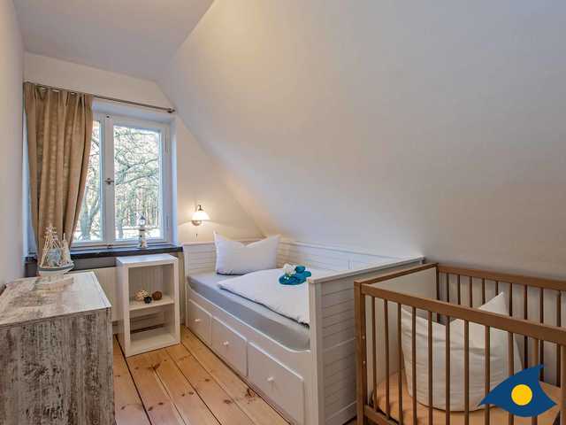 Schlafzimmer 3 mit Einzel- und Kinderbett im Ob...