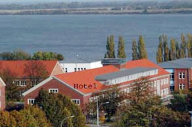 Blick über das Hotel zum Strelasund und zur Ins...