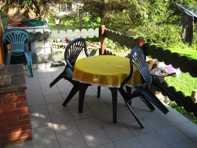 Terrasse mit Gartenmöbel und Grill mit Blick in...