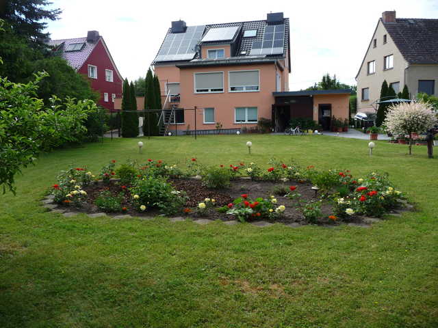 Garten mit Blumenrabatte