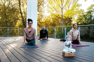 Tao-Suite Yoga auf der grossen Dachterrasse mit Seeblick