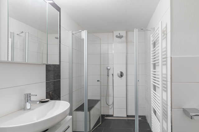 Bad mit WC und ebenerdiger Dusche im Untergeschoss