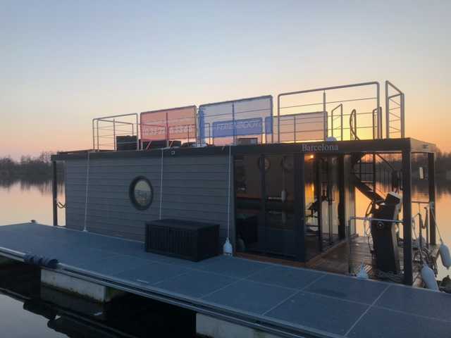 meinFERIENBOOT- Hausboot am Anleger, Sonnenunte...