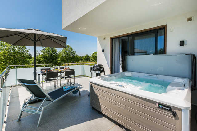 Luxus-SPA-OG-Fewo MARITIME DREAM (WE 3) Außenwhirlpool auf Balkon