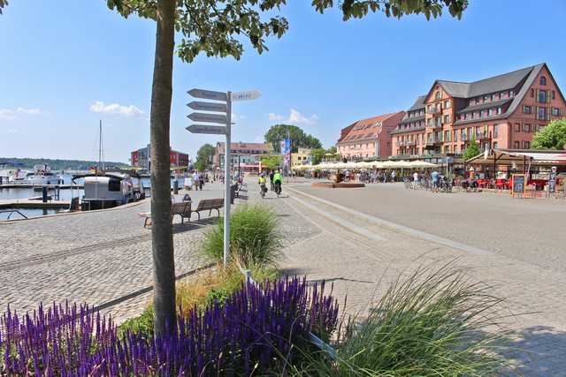Hafen von Waren (Müritz) mit Promenade