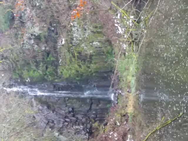 Kleiner Wasserfall am Basaltsee
