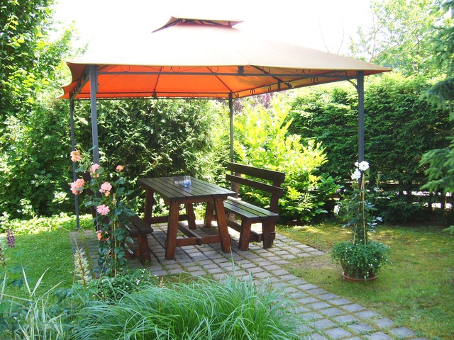 Pavillion im Garten mit Liegewiese