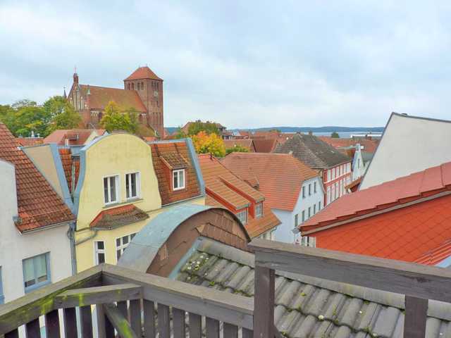 Balkonausblick über den Dächern von Waren (Müritz)