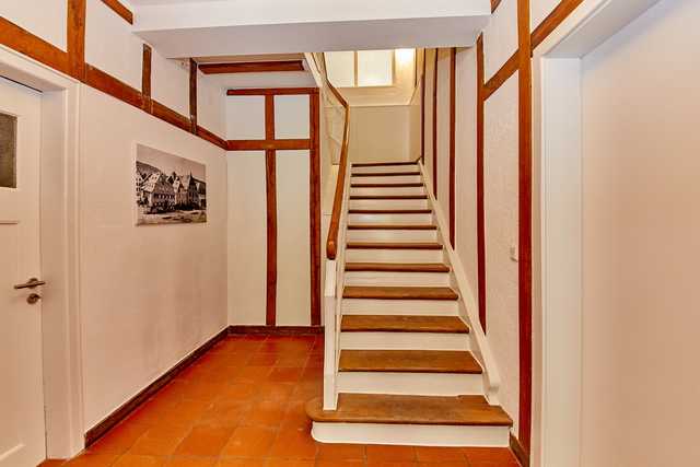 Restaurierte Treppe mit Fachwerk Moselhaus Ufer...