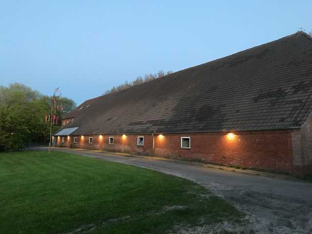 Hof und Spielwiese mit Lagerfeuerplatz am Abend