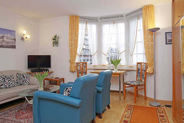 Wohnzimmer mit Sofa und TV