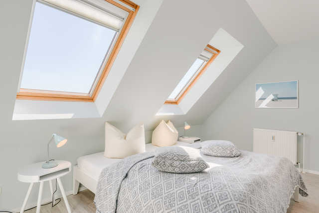 Das helle Schlafzimmer mit Doppelbett (1,80 m x...