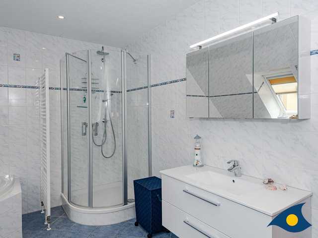2. Badezimmer mit Badewanne, Dusche und zwei Wa...
